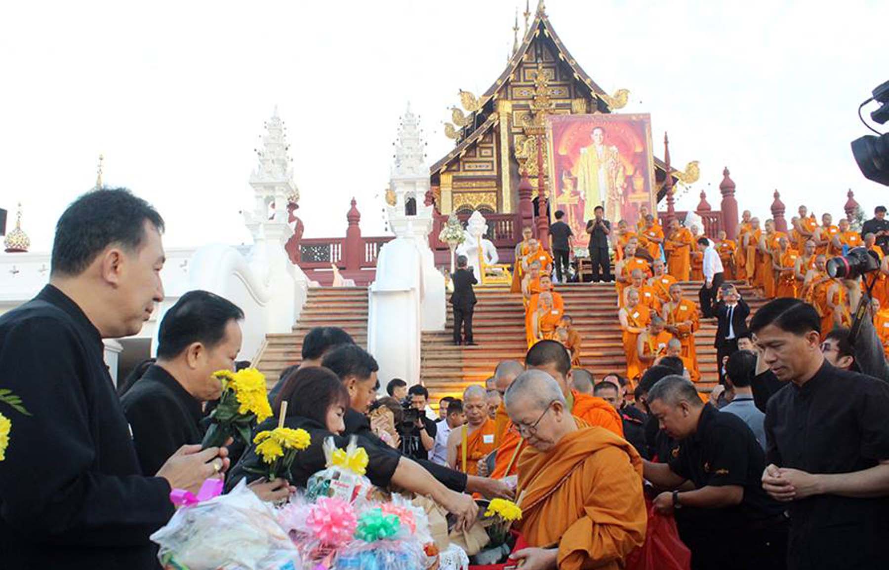 พิธีทำบุญตักบาตรพระสงฆ์ 199 รูป เพื่อถวายเป็นพระราชกุศลแด่พระบาทสมเด็จพระปรมินทรมหาภูมิพลอดุลยเดช