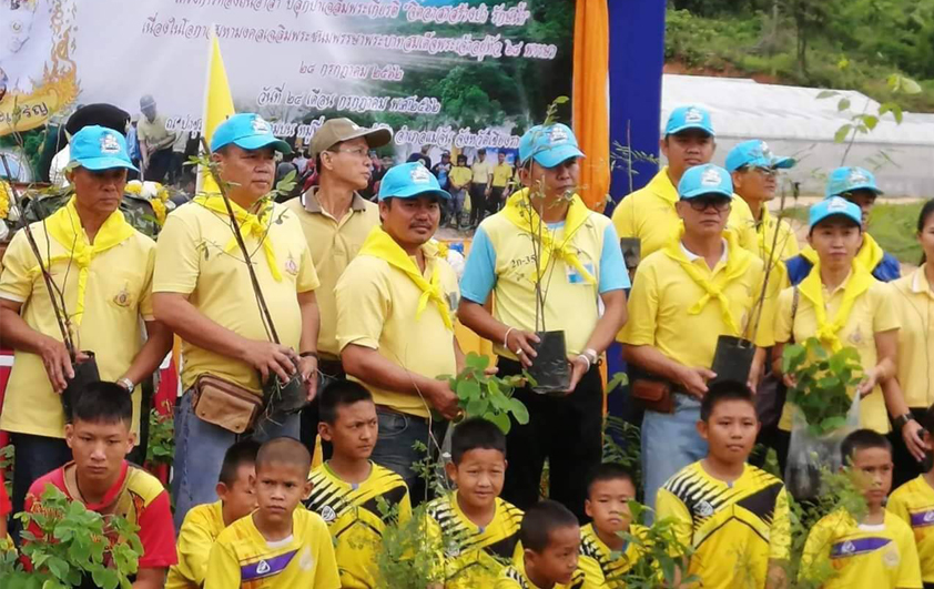 สวพส. ห้วยก้างปลาร่วมปลูกป่าเฉลิมพระเกียรติ พระบาทสมเด็จพระปรเมนทรรามาธิบดีศรีสินทรมหาวชิราลงกรณฯ พระวชิรเกล้าเจ้าอยู่หัว