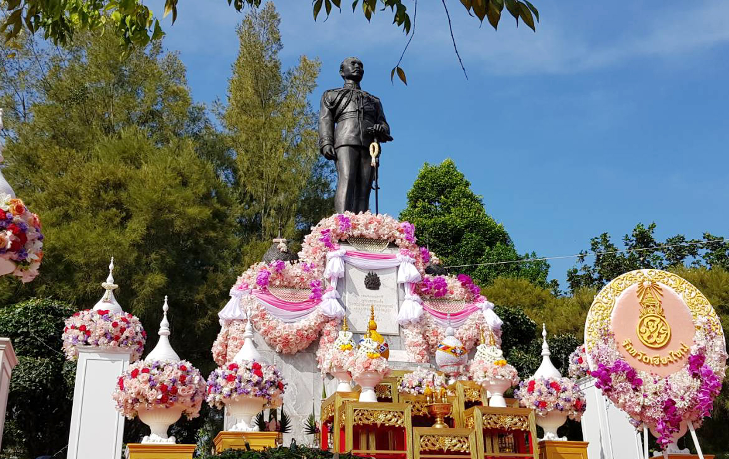 สวพส.ร่วมวางพวงมาลา-ถวายบังคมหน้าพระบรมราชานุสาวรีย์ ร.๕