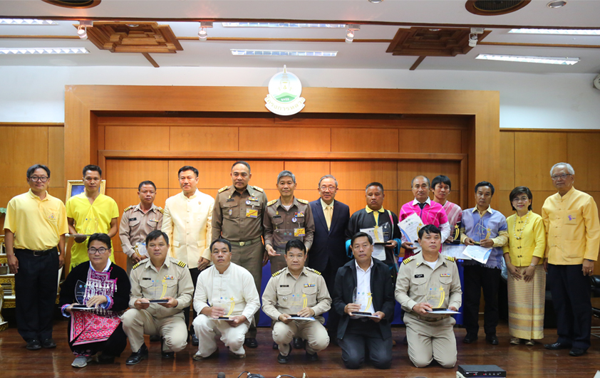 ประธานกรรมการมูลนิธิโครงการหลวงได้รับมอบโล่ประกาศเกียรติคุณ 