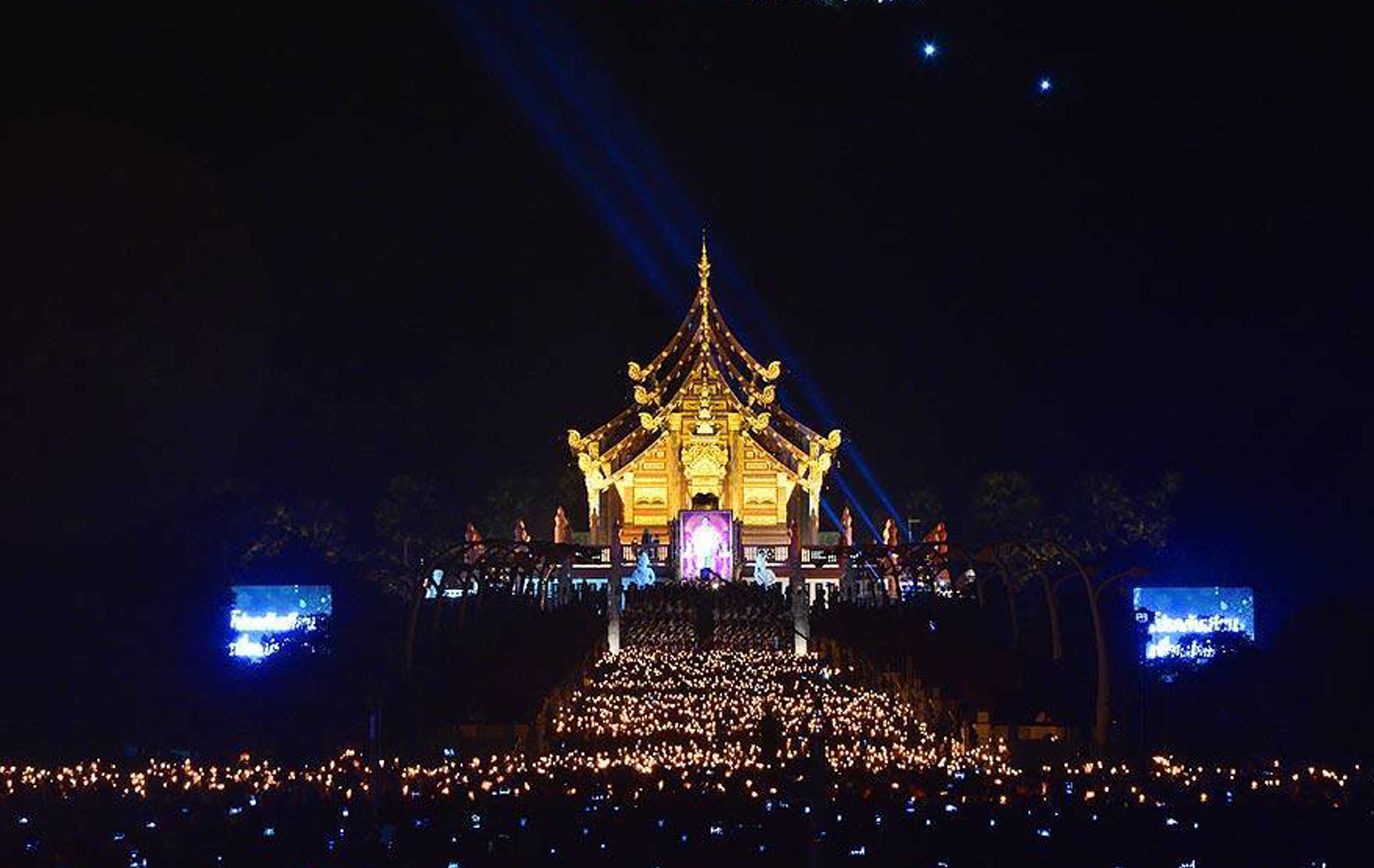 ชาวเชียงใหม่ร่วมใจจุดเทียนถวายอาลัยพระบาทสมเด็จพระปรมินทรมหาภูมิพลอดุลยเดช เพื่อเป็นการน้อมรำลึกถึงพระมหากรุณาธิคุณ